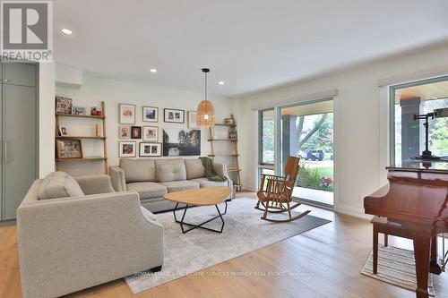 1355 Gatehouse Drive, Mississauga, ON - Indoor Photo Showing Living Room