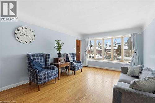 940 Brucedale Avenue E, Hamilton, ON - Indoor Photo Showing Living Room