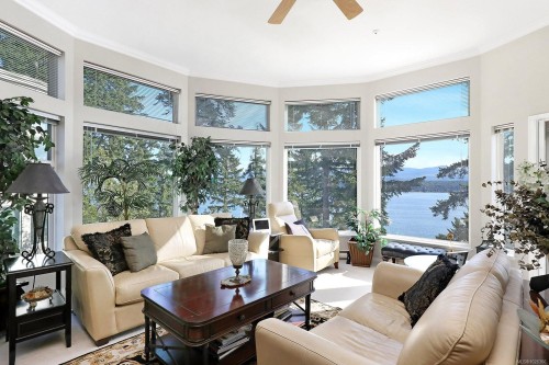 206-2275 Comox Ave, Comox, BC - Indoor Photo Showing Living Room