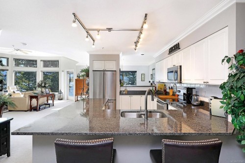 206-2275 Comox Ave, Comox, BC - Indoor Photo Showing Kitchen With Double Sink With Upgraded Kitchen