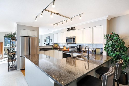 206-2275 Comox Ave, Comox, BC - Indoor Photo Showing Kitchen With Double Sink With Upgraded Kitchen