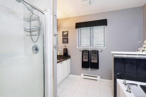 206-2275 Comox Ave, Comox, BC - Indoor Photo Showing Bathroom