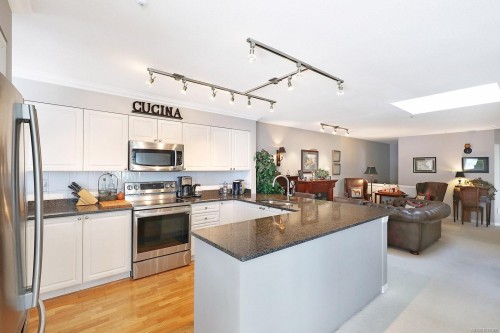 206-2275 Comox Ave, Comox, BC - Indoor Photo Showing Kitchen
