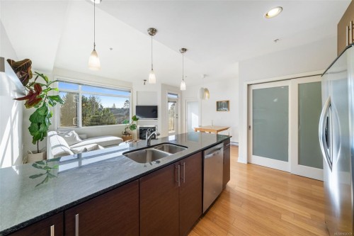 303-3614 Richmond Rd  Saanich, BC V8P 4R5