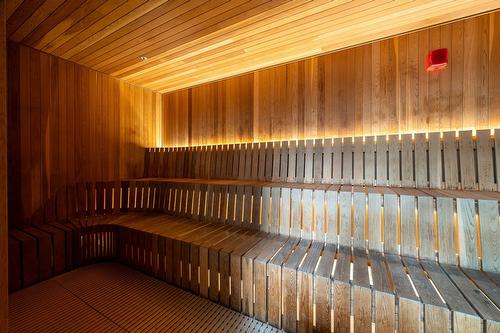 Hot tub - 1108-101 Rue Peel, Montréal (Le Sud-Ouest), QC - Indoor Photo Showing Other Room