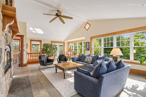 Salon - 41 Rue Mountain, Sutton, QC - Indoor Photo Showing Living Room