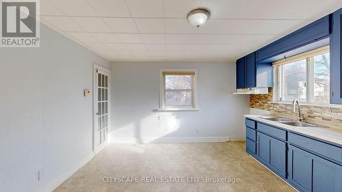 39 Woodward Avenue, Brampton, ON - Indoor Photo Showing Kitchen With Double Sink