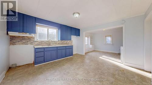39 Woodward Avenue, Brampton, ON - Indoor Photo Showing Kitchen