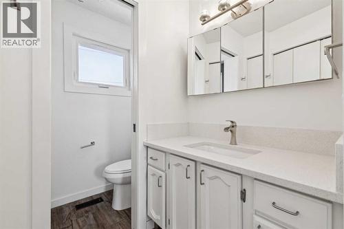 220 Templeby Place Ne, Calgary, AB - Indoor Photo Showing Bathroom