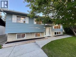 12 Oakbury Place SW  Calgary, AB T2V 4A2