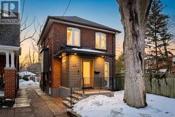48 THORNHILL AVENUE  Toronto, ON M6S 4C5