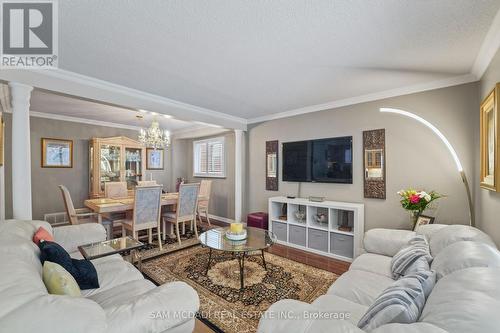 1004 Queensbridge Drive, Mississauga, ON - Indoor Photo Showing Living Room