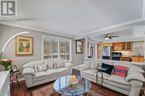 1004 Queensbridge Drive, Mississauga, ON - Indoor Photo Showing Living Room
