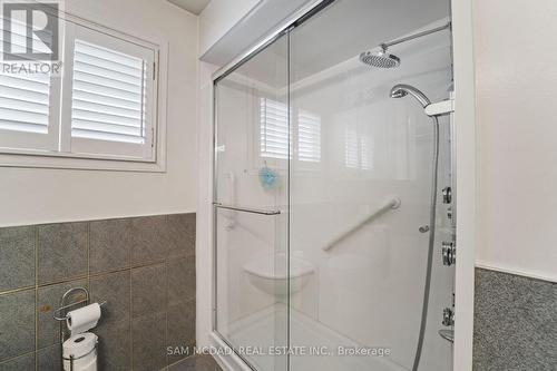 1004 Queensbridge Drive, Mississauga, ON - Indoor Photo Showing Bathroom