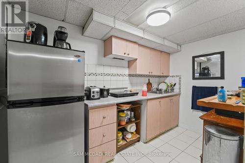1004 Queensbridge Drive, Mississauga, ON - Indoor Photo Showing Kitchen
