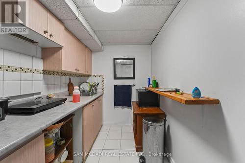 1004 Queensbridge Drive, Mississauga, ON - Indoor Photo Showing Kitchen