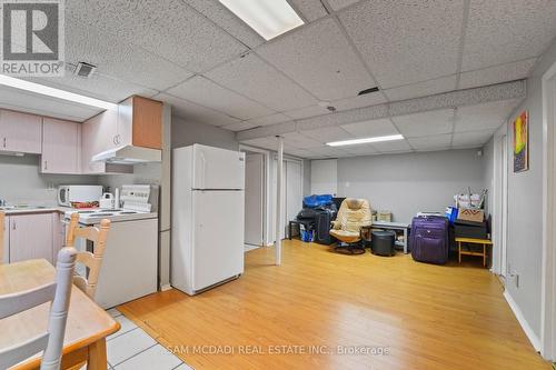 1004 Queensbridge Drive, Mississauga, ON - Indoor Photo Showing Kitchen