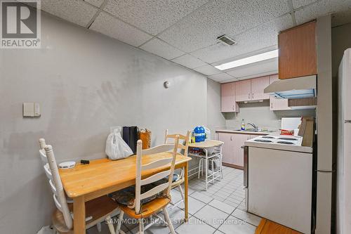 1004 Queensbridge Drive, Mississauga, ON - Indoor Photo Showing Kitchen