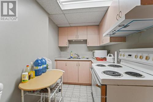 1004 Queensbridge Drive, Mississauga, ON - Indoor Photo Showing Kitchen With Double Sink
