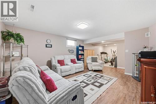 10 Meadows Place, Watrous, SK - Indoor Photo Showing Living Room