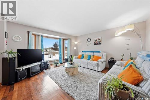 10 Meadows Place, Watrous, SK - Indoor Photo Showing Living Room