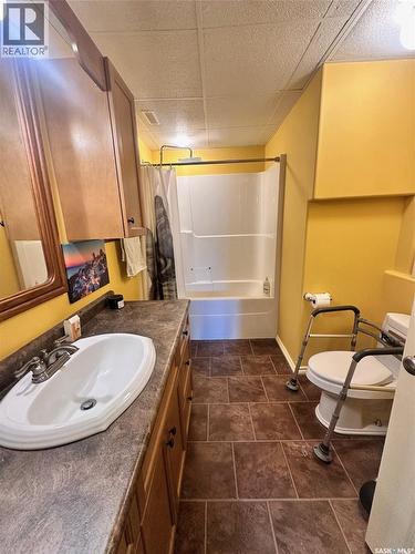 506 2Nd Avenue Place, Radisson, SK - Indoor Photo Showing Bathroom