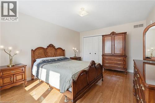 383 Scenic Drive, Hamilton, ON - Indoor Photo Showing Bedroom