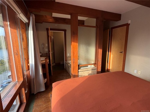 #206-1645 Cedar Rd, Ucluelet, BC - Indoor Photo Showing Bedroom