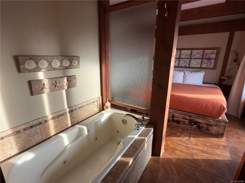 #206-1645 Cedar Rd, Ucluelet, BC - Indoor