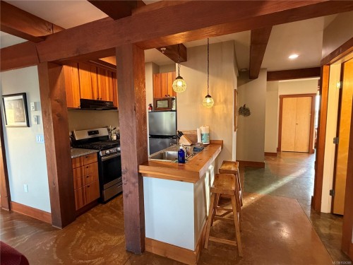 #206-1645 Cedar Rd, Ucluelet, BC - Indoor Photo Showing Kitchen