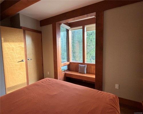 #206-1645 Cedar Rd, Ucluelet, BC - Indoor Photo Showing Bedroom