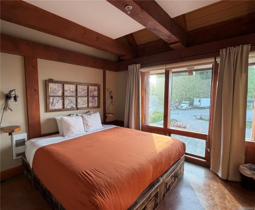 #206-1645 Cedar Rd, Ucluelet, BC - Indoor Photo Showing Bedroom
