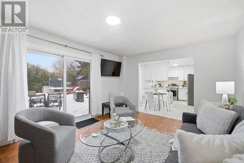 253 Michael Boulevard, Whitby, ON - Indoor Photo Showing Living Room