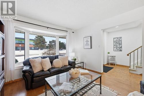 253 Michael Boulevard, Whitby, ON - Indoor Photo Showing Living Room