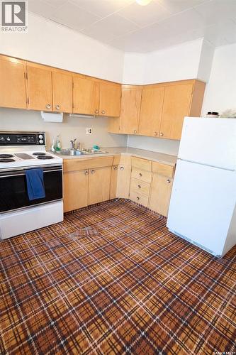 6366 Queens Avenue, Gull Lake, SK - Indoor Photo Showing Kitchen With Double Sink
