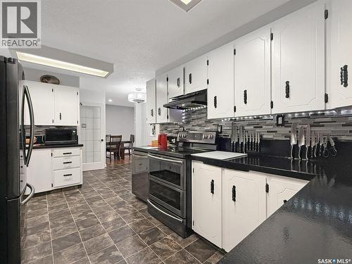 1102 Golden Place, Swift Current, SK - Indoor Photo Showing Kitchen