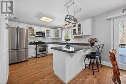 Eat-in kitchen with Breakfast bar - 