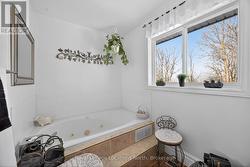 whirlpool tub in Primary ensuite bathroom - 