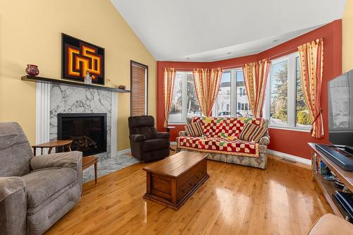 Salon - 183 Ch. Du Fleuve, Pointe-Des-Cascades, QC - Indoor Photo Showing Living Room With Fireplace