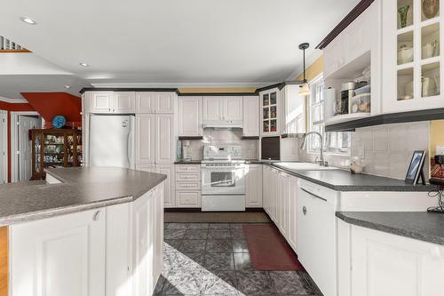 Cuisine - 183 Ch. Du Fleuve, Pointe-Des-Cascades, QC - Indoor Photo Showing Kitchen