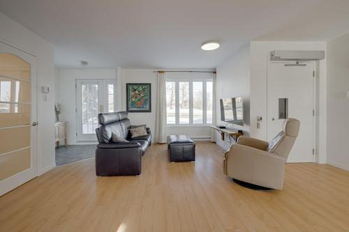Salon - 1748 Route 138, Donnacona, QC - Indoor Photo Showing Living Room