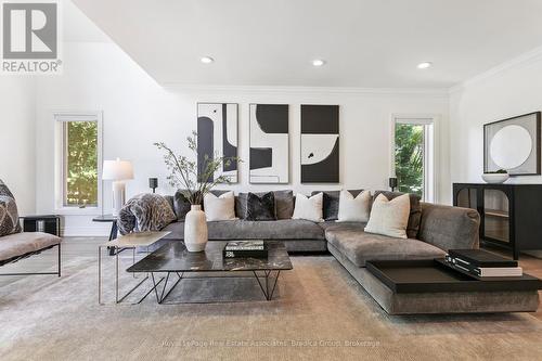 19 Lorraine Gardens, Toronto, ON - Indoor Photo Showing Living Room