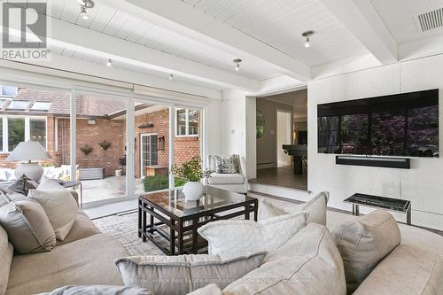 19 Lorraine Gardens, Toronto, ON - Indoor Photo Showing Living Room
