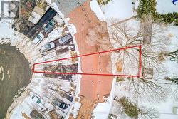 100 OAKDALE DRIVE  Oakville, ON L6H 1J3