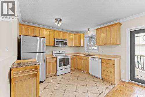 3618 Fairlight Drive, Saskatoon, SK - Indoor Photo Showing Kitchen With Double Sink