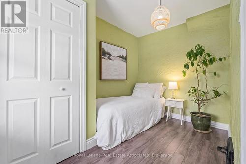 88 Graham Avenue N, Hamilton, ON - Indoor Photo Showing Bedroom
