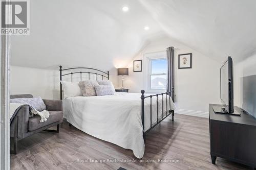 88 Graham Avenue N, Hamilton, ON - Indoor Photo Showing Bedroom