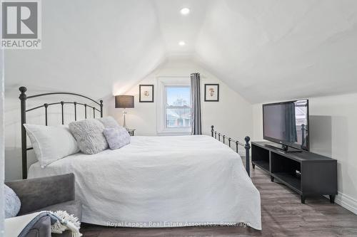 88 Graham Avenue N, Hamilton, ON - Indoor Photo Showing Bedroom