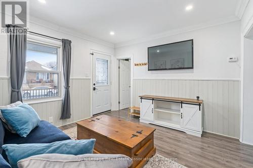 88 Graham Avenue N, Hamilton, ON - Indoor Photo Showing Living Room