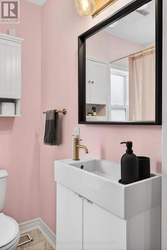 792 Cannon Street E, Hamilton, ON - Indoor Photo Showing Bathroom
